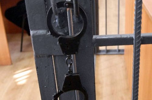 Rüşvət almaqda təqsirləndirilən məmur barəsində olan hökmdən şikayət verib