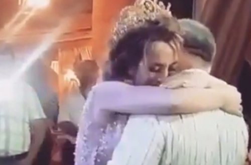 Bakıda çəkilən bu görüntülər hamını kövrəltdi: Gəlinin atası ilə rəqsi - VİDEO