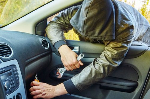 Bakıda qadın maşının qapısını bağlamadı - Başına iş gəldi