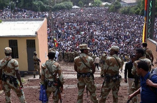 Polis etirazçılara atəş açdı: 100-dən çox ölü var