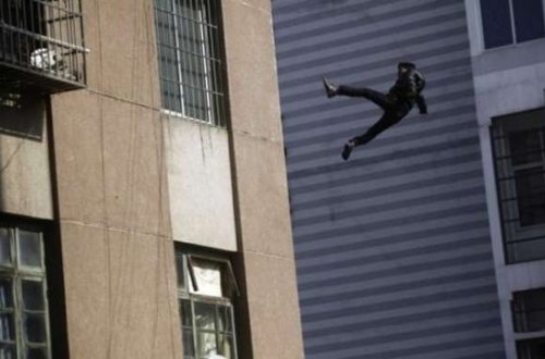 Bakıda İNTİHAR: 34 yaşlı kişi özünü binadan atdı