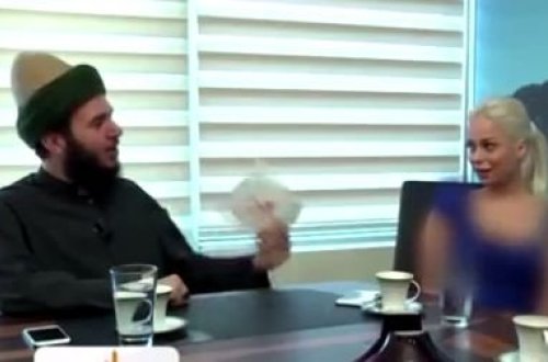 Dini verilişə sinəsi açıq gəldi, molla çaş-baş qaldı - VİDEO