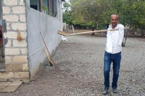 Qolları olmayan azərbaycanlı: at çapır, maşın sürür, yer belləyir - FOTOLAR