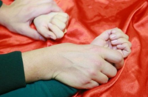 Qıza dərman içirdib yatırtdıqdan sonra zorladı