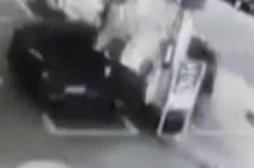 ŞOK VİDEO ! Avtomobil yanacaqdoldurma məntəqəsinə ÇIRPILDI