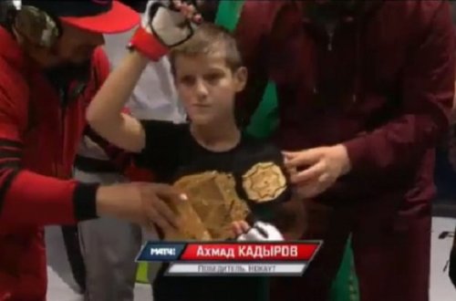 Kadırovun 10 yaşlı oğlu rəqibini nokauta saldı - VİDEO