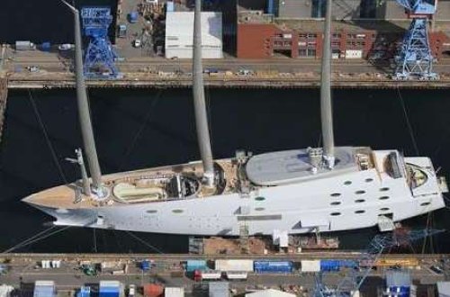 Rus milyarderə məxsus nəhəng yaxta dənizə buraxıldı