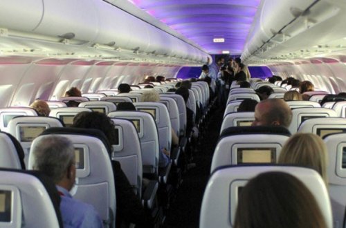 AZAL-da növbəti qalmaqal - Sərnişinlərlə stüardessalar arasında