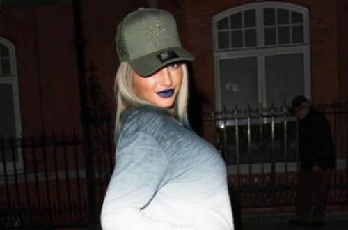 Şoudan qovulan aktrisa ətəyini qaldırıb, budunu göstərdi - FOTO (18+)