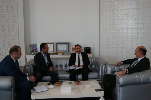 Mədəniyyət və turizm naziri Əbülfəs Qarayev “Əl-Fəcr” qəzetinin baş redaktorunu qəbul edib