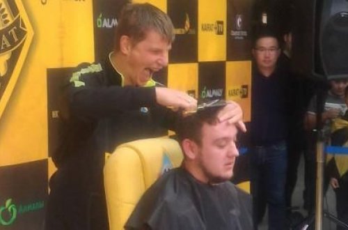 Məşhur futbol ulduzu jurnalistin - başını qırxdı - VİDEO
