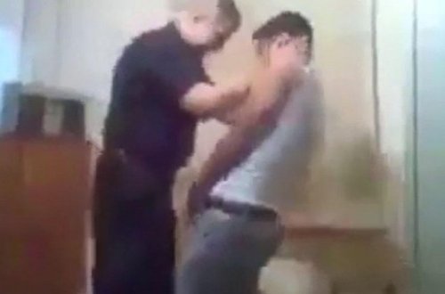 Polis bölməsində gənc oğlana işgəncə - VİDEO