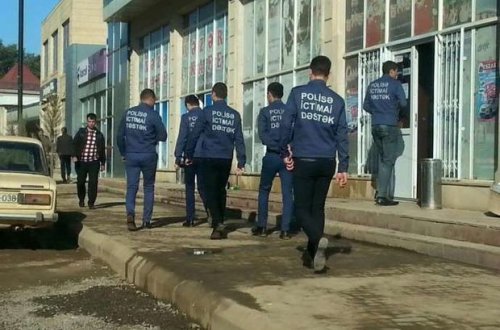 Geyimlərinə “Polisə ictimai dəstək” yazılmış şəxslər kimlərdir?