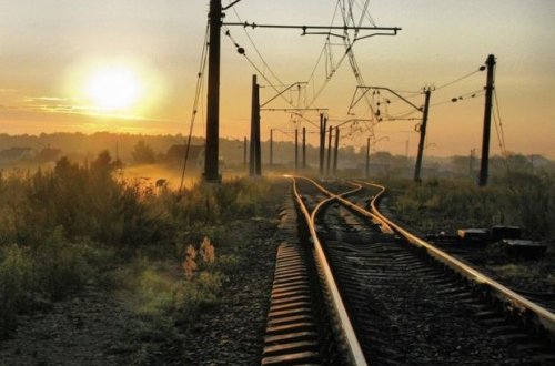 Bakıda yük avtomobili qatara çırpılıb: Ölən var