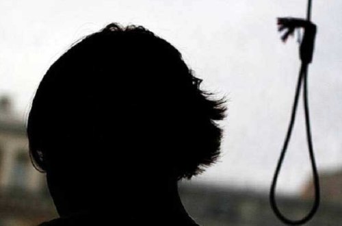 Anasını itirən 18 yaşlı gənc özünü asdı