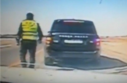 Azərbaycanda yol polisi “Range Rover”dəki ailəni ağır qəzadan xilas etdi – VİDEO