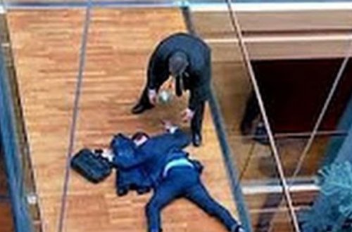 Deputat parlamentin pəncərəsindən yıxıldı - Video