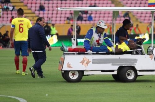 Polis tanınmış futbolçunu stadionda həbs etdi - FOTO