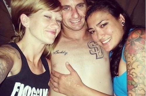 Bu kişi hər gecə arvadı və arvadının sevgilisinin ortasında yatır - FOTOLAR