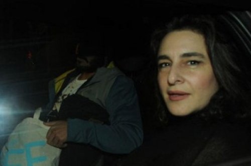 İçəridə öpüşdü, çöldə 
