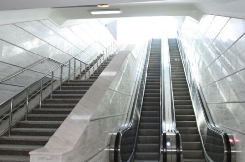 Bakıda sərnişin metronun pilləkənindən yıxılaraq ağır xəsarət alıb