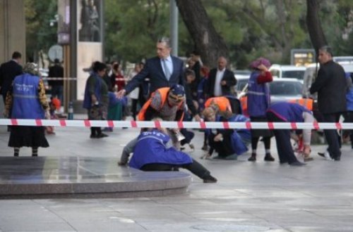 İcra başçısı qadınların dizini yerə qoyub - Foto