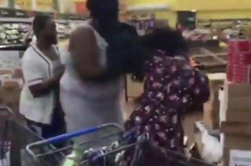 Qadınlar su şüşəsinə görə bir-birlərini qırdılar - VİDEO