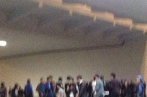 Millinin oyununa gedən azarkeş körpüdən yıxıldı - Foto