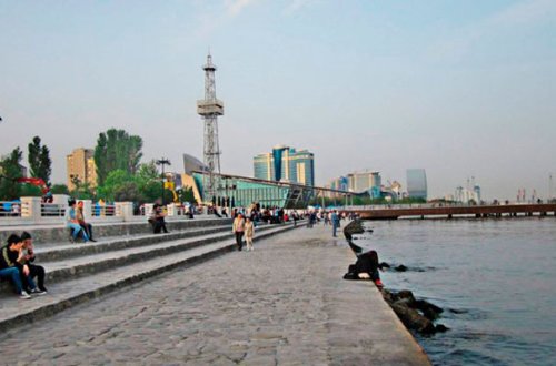 Sevgilisindən ayrılan qız özünü bulvarda dənizə atdı