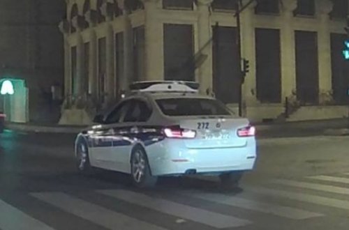 Sürücüləri “avtoş” adı ilə tutan yol polisi qayda pozarkən kameraya düşdü – VİDEO