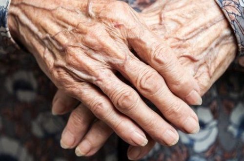 Qazaxda müəllim 82 yaşlı qadının başına zibil tökərək döydü