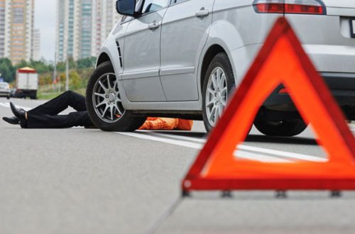 Qadın şöbə müdirini maşın vurdu — Vəziyyəti ağırdır