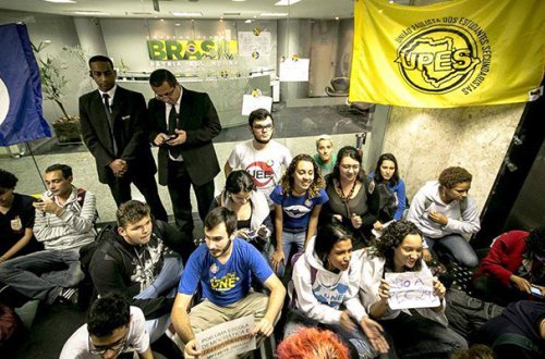 Tələbələr prezidentin ofisini zəbt etdilər