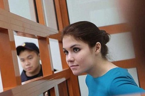 Tələbə qız məhkəməyə sübut kimi alt paltarlarını göstərdi - FOTOLAR