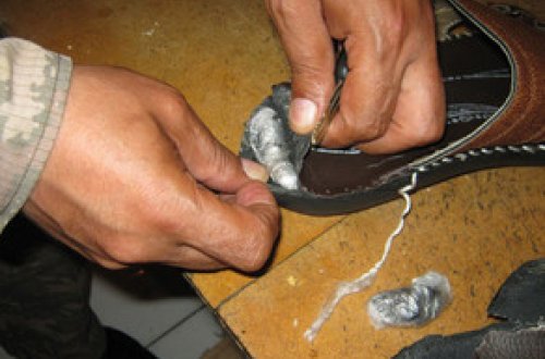 Gömrükçülər ayaqqabının dabanında narkotik aşkar edib