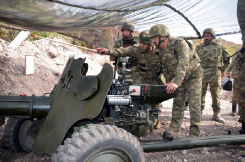 Zakir Həsənov düşmən mövqelərini izlədi - FOTOLAR