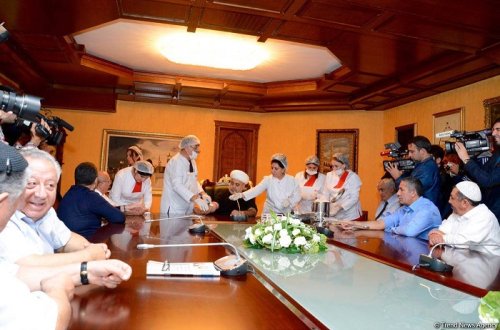 Şeyx, komitə sədri və deputatlardan qan aldılar - FOTOLAR