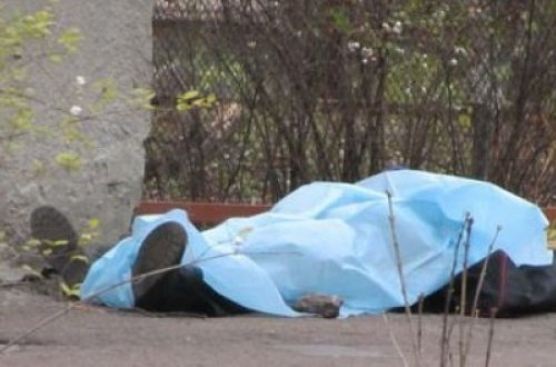 Üzərində xəsarətlər olan kişi meyiti tapıldı - Bakıda