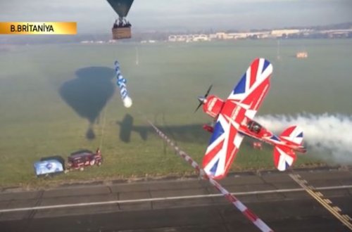 Qırmızı lenti təyyarə ilə kəsdi - VİDEO