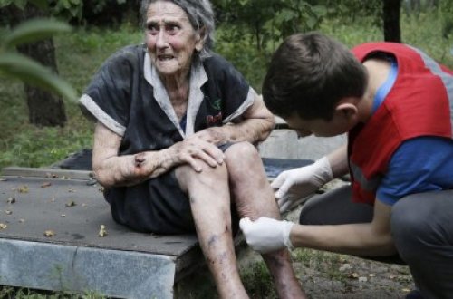 82 yaşlı qadını yerlə 