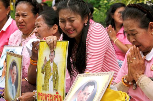 Xalq kral üçün ağlayır - Fotolar