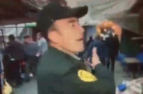 Bazarda yanğın zamanı mühafizəçinin reaksiyası – VİDEO