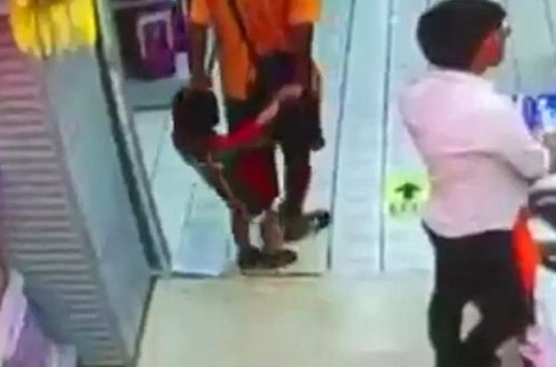 Atanın bir anlıq diqqətsizliyi - Övladını öldürdü... - VİDEO