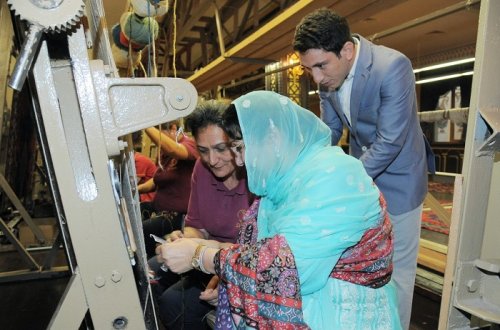 Baş nazirin xanımı Bakıda xalça toxudu - FOTOLAR
