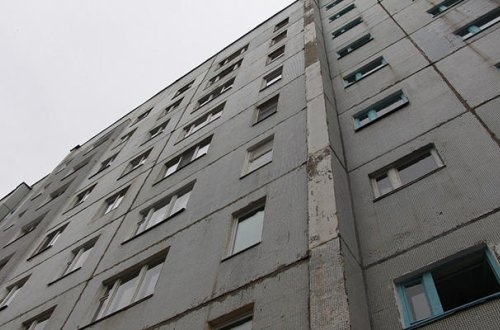 Bakıda gənc qız binadan yıxıldı