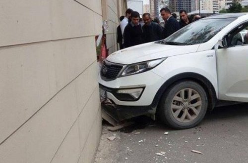 Bakıda dəhşətli qəza: İnarkt keçirən sürücü bank işçisini vurdu- FOTO