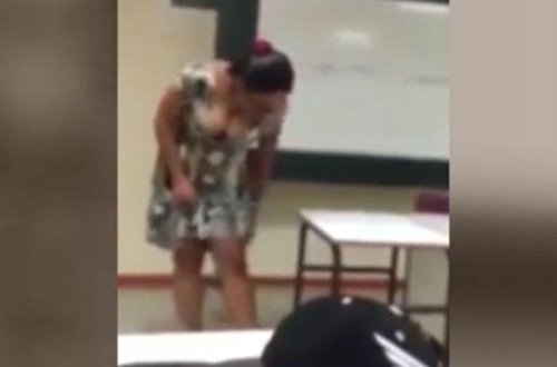 Qadın müəllim şagirdlərə anatomiya dərsini öz bədənində izah etdi