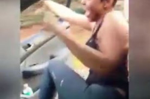 Ehtiraslı rəqsi başına bəla oldu: avtomobildən yıxıldı – VİDEO