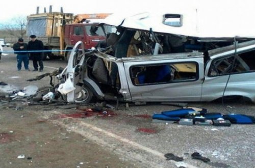 Dustaq aparan mikroavtobus qəzaya düşdü - Bakıda