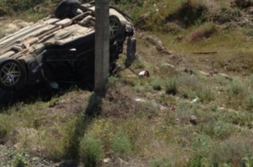 Qubada maşın dərəyə aşdı